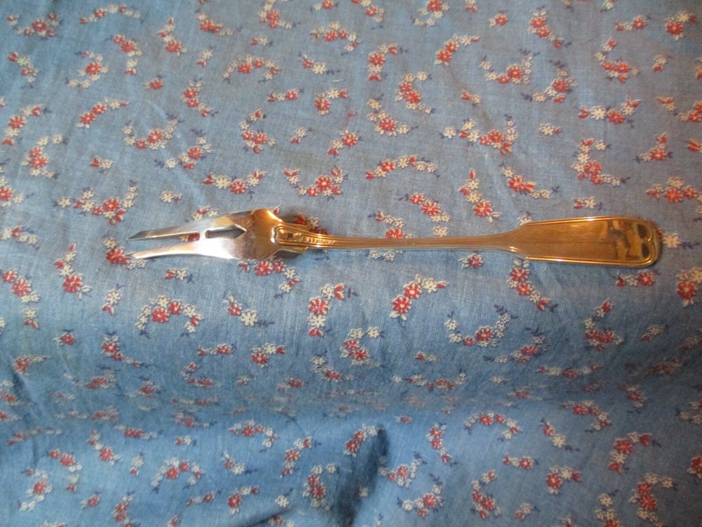 a. (1098) Frank Smith Sterling Fiddle Thread Pickle Fork 6 Inch Long