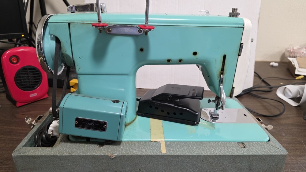 Fleetwood 767-B Deluxe Sewing Machine