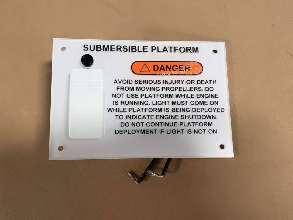 SEA RAY BOATS SUBMERSIBLE PLATFORM PANEL WITH SWITCH AND LIGHT