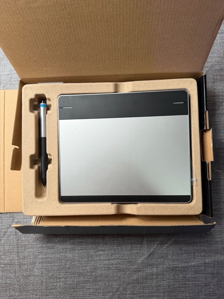 Wacom Intuos Pen & Touch Small Graphics Tablet CTH-480