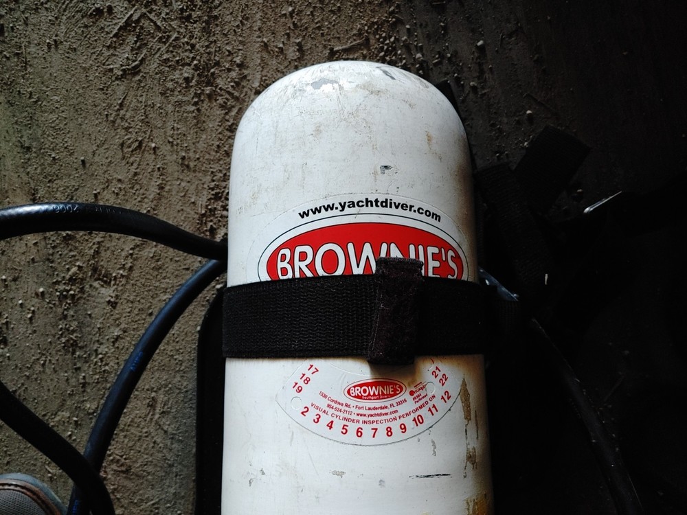 scuba diving oxygen tanks