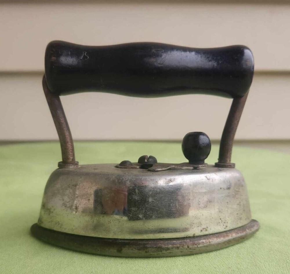 Small Dover Sad Iron.  No. 822