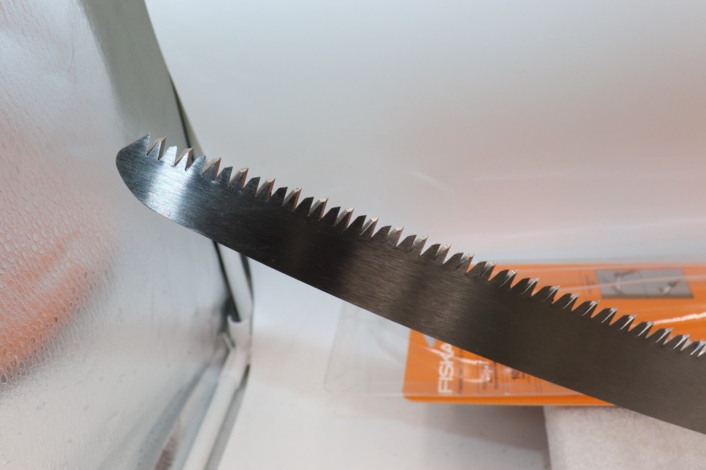 Fiskars 10” Blade Folding/Locking Power Tooth Pruning Saw