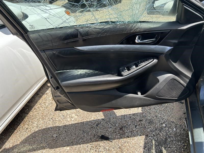 MAXIMA 2016 Fuse Box Cabin 104687063