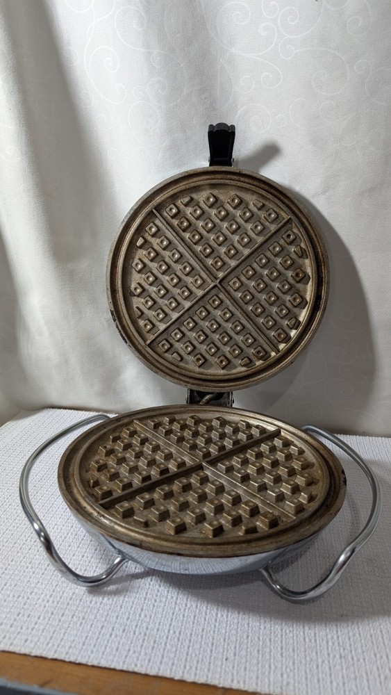 McGraw Elec Co Waffle Iron-mod#261-Great Shape
