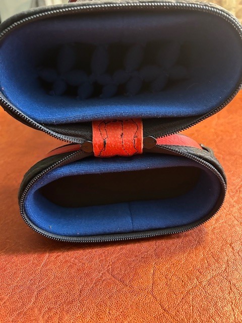 Gil Castillo CUE CASE 4x7 Genuine Leather, Fire Red/Black.