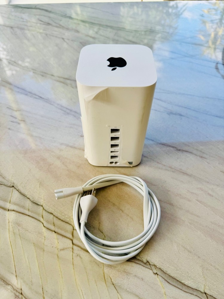Apple AirPort Time Capsule - 3TB hard Drive - Mint Condition.