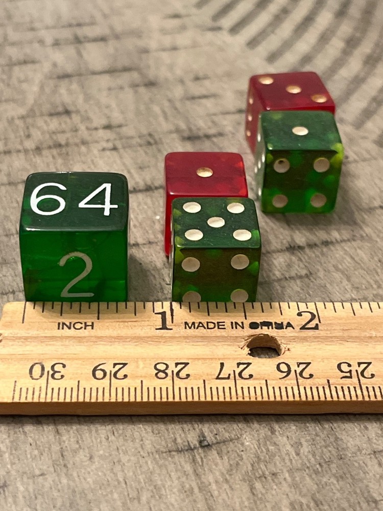 Old backgammon set flawed green apple doubling cube & bakelite dice 081725eB@