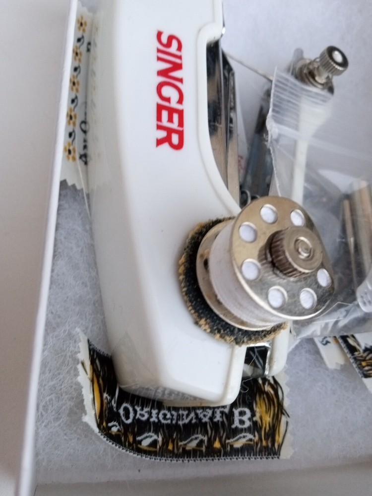 Vintage Singer Mini Mender Hand Held Works Great