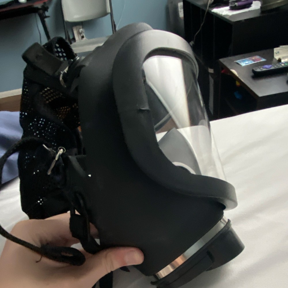 “Dräger 7000* gas mask with sealed black filter