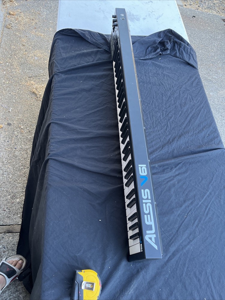 Alesis V61 - 61 Key USB MIDI Keyboard Controller with 8 Backlit Pads ( Untested