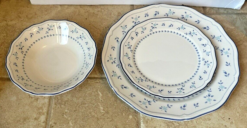 Sango China 3912 FLEUR BLUE Pattern, 5 Piece Place Setting, Blue NEW