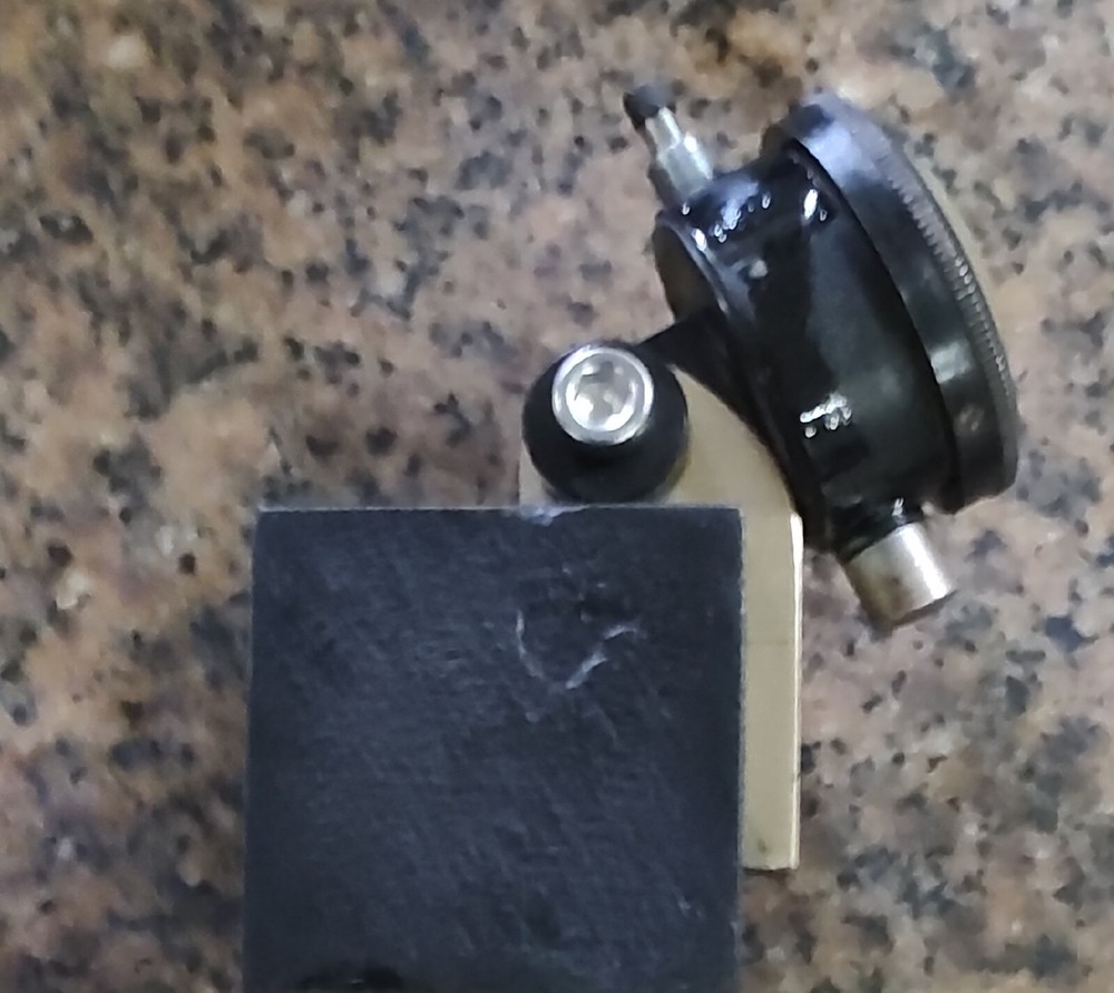 MAGNETIC BASE WITH VINTAGE INDICATOR