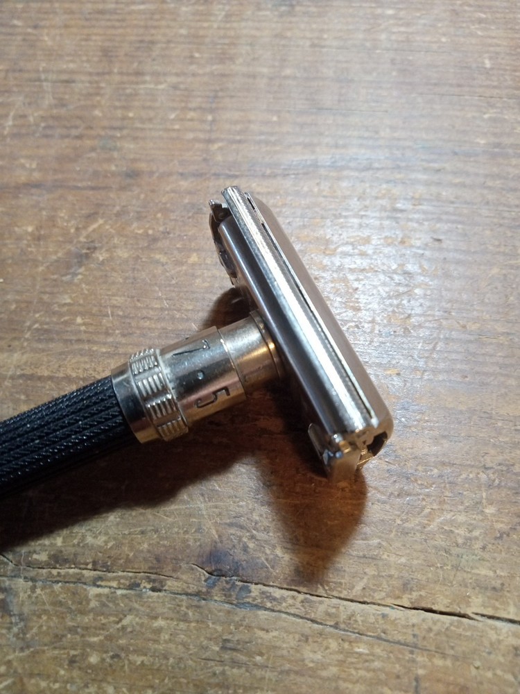 VINTAGE GILLETTE BLACK HANDLE SLIM ADJUSTABLE DATE CODE S-1 GOOD CONDITION 1972