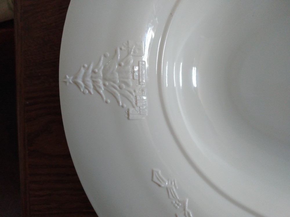 Arrow Plastic Christmas Serving Bowl
