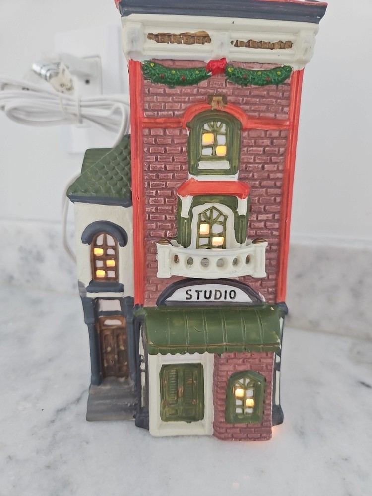 Lighted CHRISTMAS STUDIO 1994 CERMAIC HOUSE VINTAGE