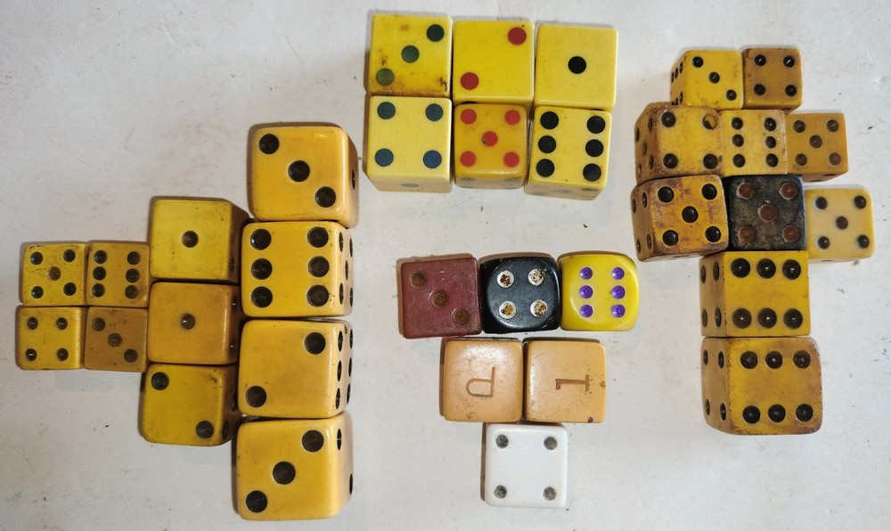 Lot 33 Vintage Bakelite & Bone Dice In Assorted Sizes