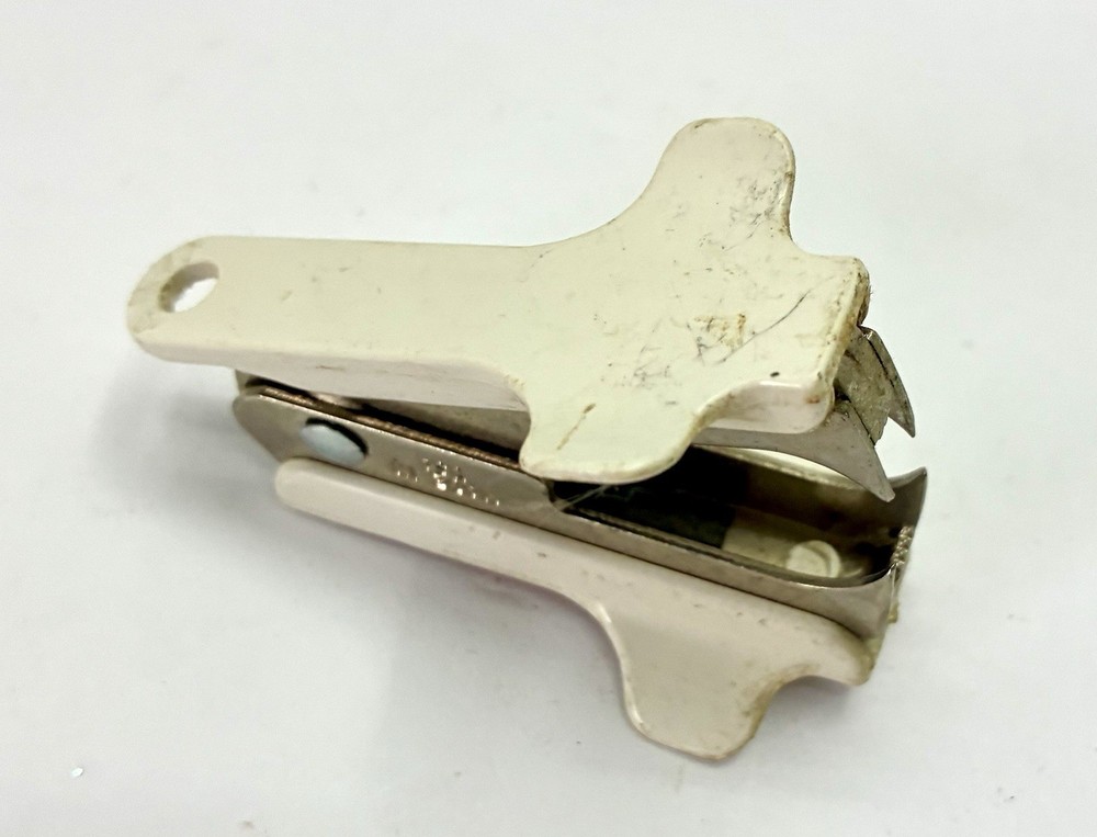 PaperPort Visioneer Ad Staple Remover Puller Extractor White Bakelite Red USA