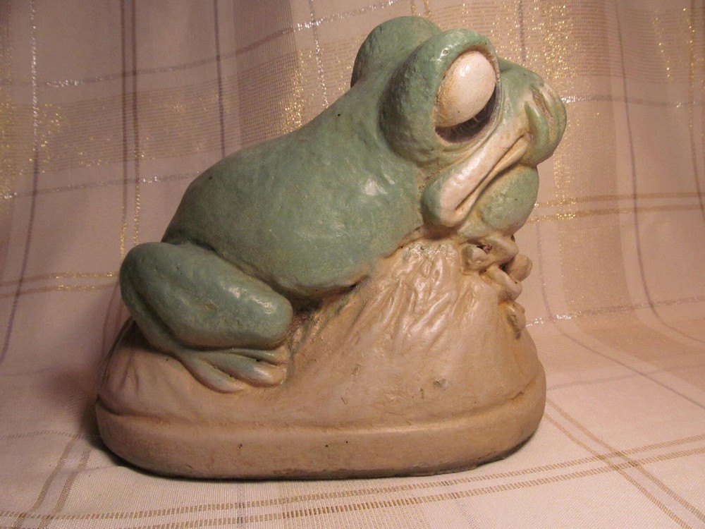 FROG CONCRETE THINKING- FLOWER -EARLY PATTERN- GREAT GREEN- BLACK EYES WHOW!