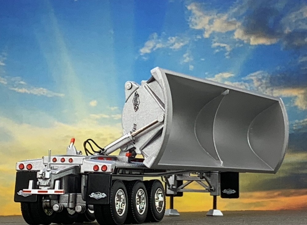 1/64 DCP SILVER SMITHCO TRI-AXLE SIDE DUMP TRAILER