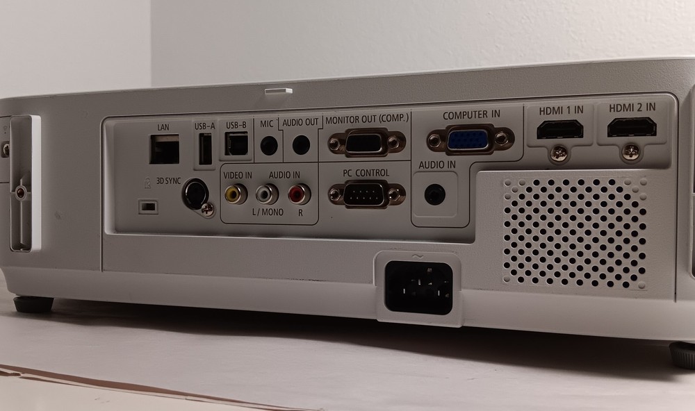 NEC NP-M353W LCD Projector (Lamp Hours @ 83%) Working