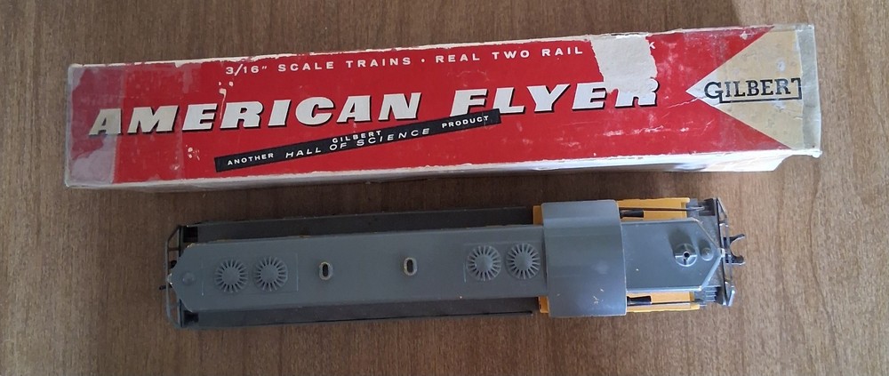 Boxed Am. Flyer Set 20325 with 372 UP