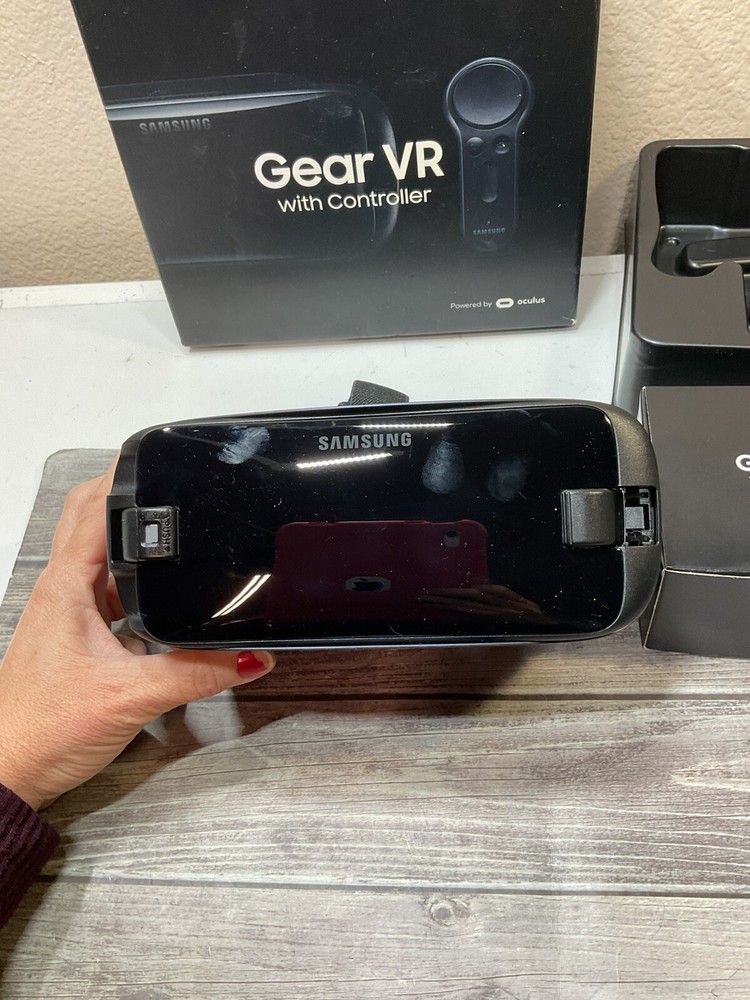 Samsung SM-R324 Gear VR W/Controller Powered by Oculus