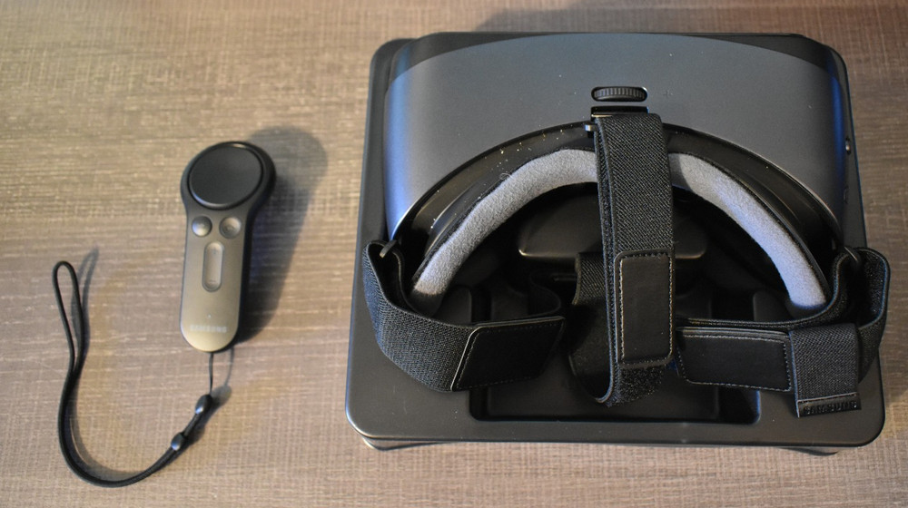 Samsung Gear VR with Controller Powered By Oculus SM-R324