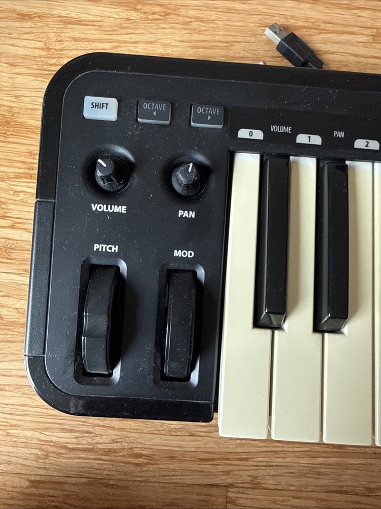 Line 6 Mobile Keys 25 MIDI USB Keyboard With USB Cable