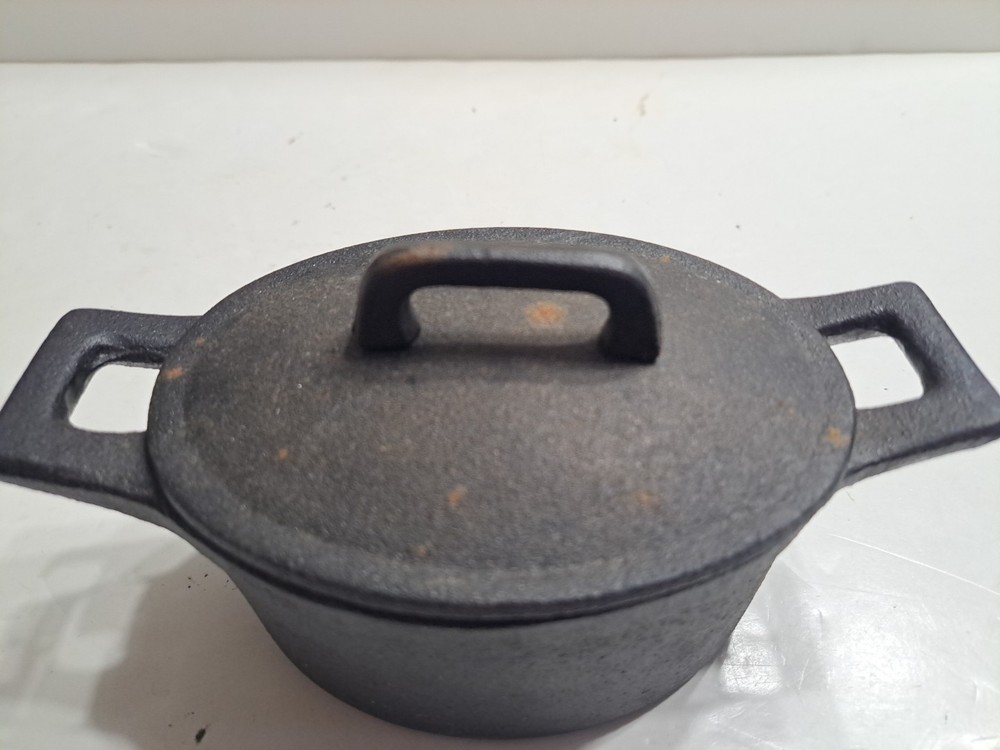 Small Be. Basic Cast Iron Dutch Oven With Lid