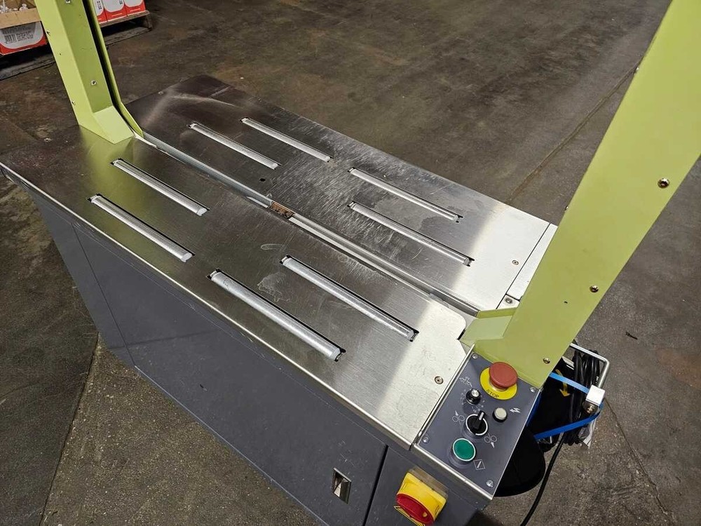 Automatic strapping machine