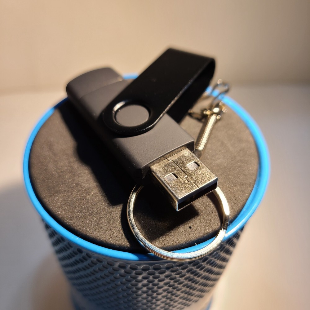 128GB Sleeved USB Flash Drive with Keychain and Clasp Features.