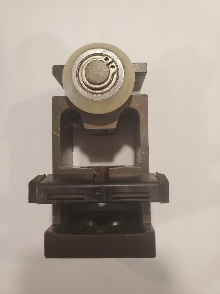 LIPPERT SCHWINTEK IN-WALL SLIDE OUTUPPER BEARING BLOCK WITH ROLLER SHOE 1/2"