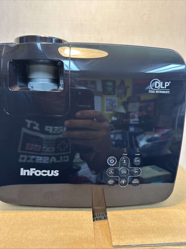 InFocus Projector IN102 Complete Original Box Remote-Instructions Cords Bundle
