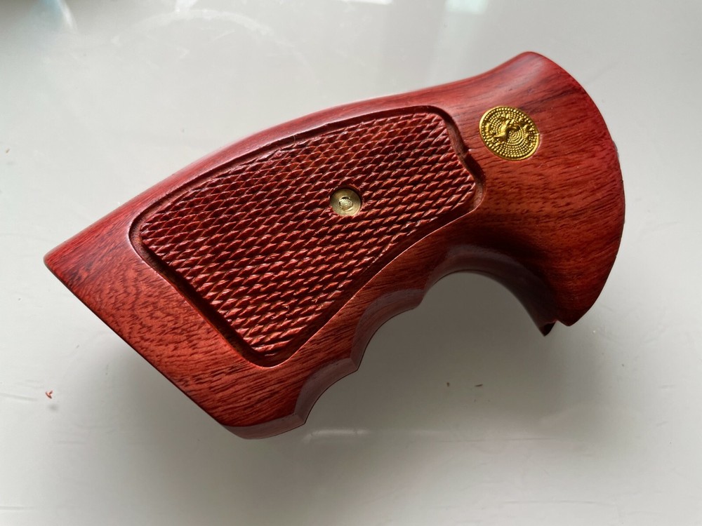 HandGrip For Colt Python grips (I, E fr ame), Checkered Hard wood gold medallion