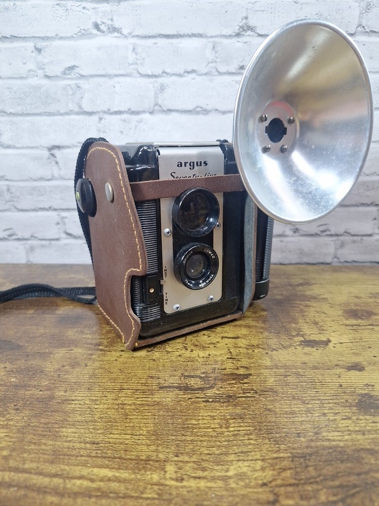Argus 75 Seventy-Five Camera With Flash And Leather Case +Bulbs UNTESTED