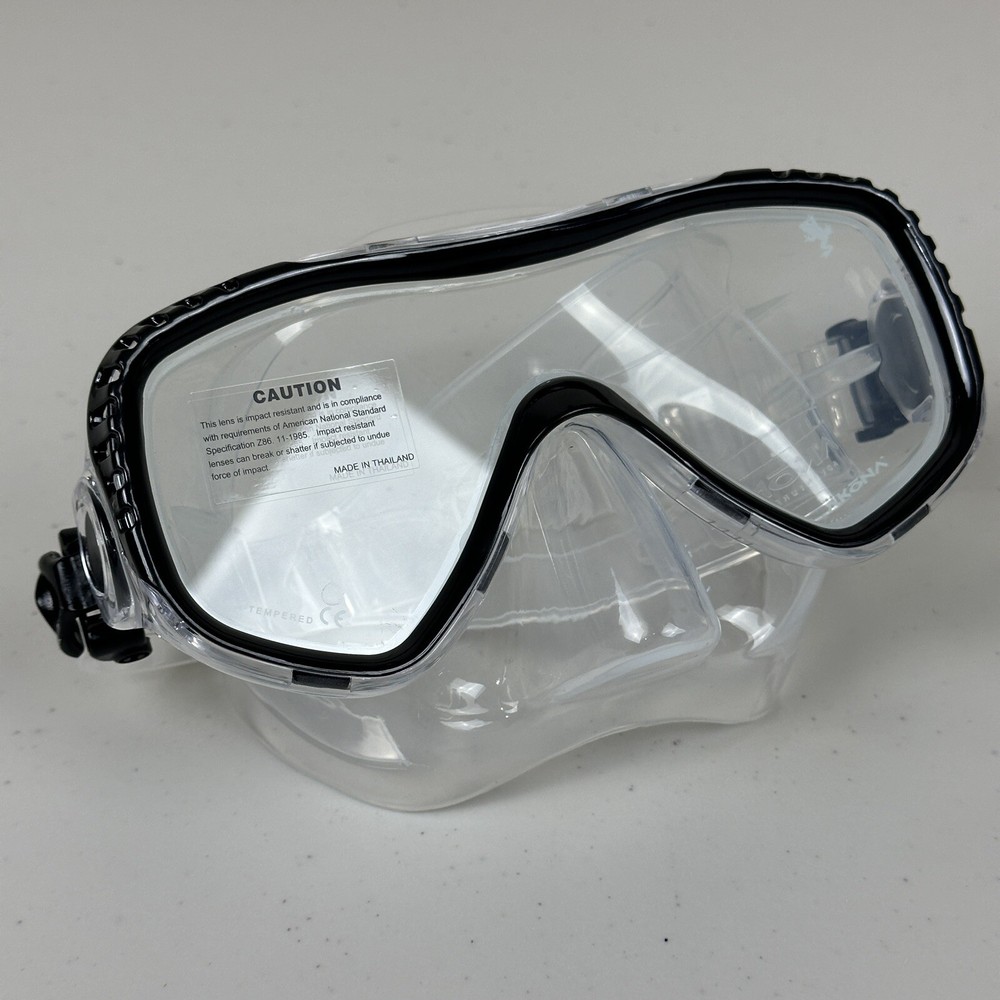 Akona Tobago Mask Black W Case