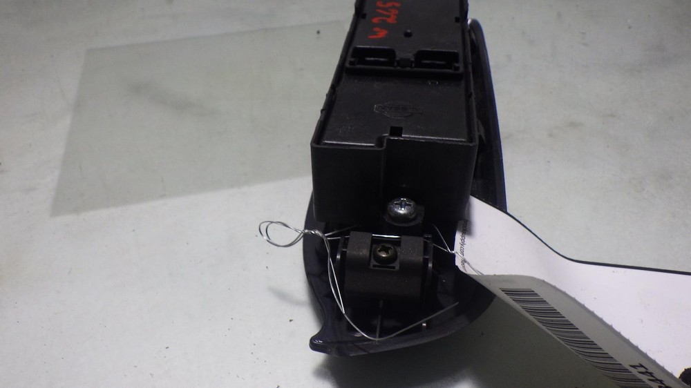 03 INFINITI G35 Front Door Switch