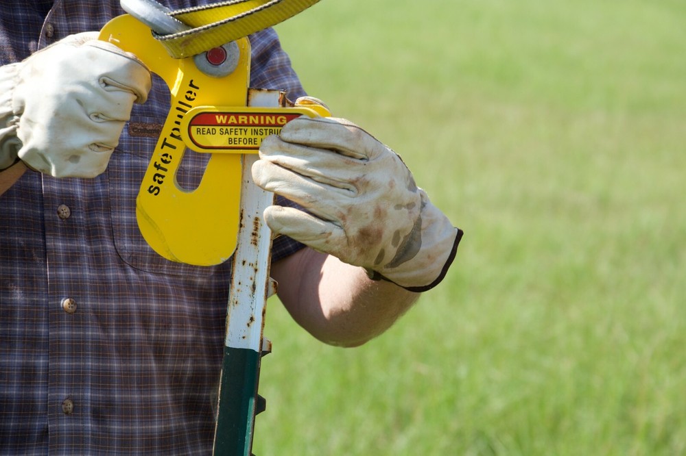 safeTpuller Kit T-post puller with shackle and sling t post removal tool kit