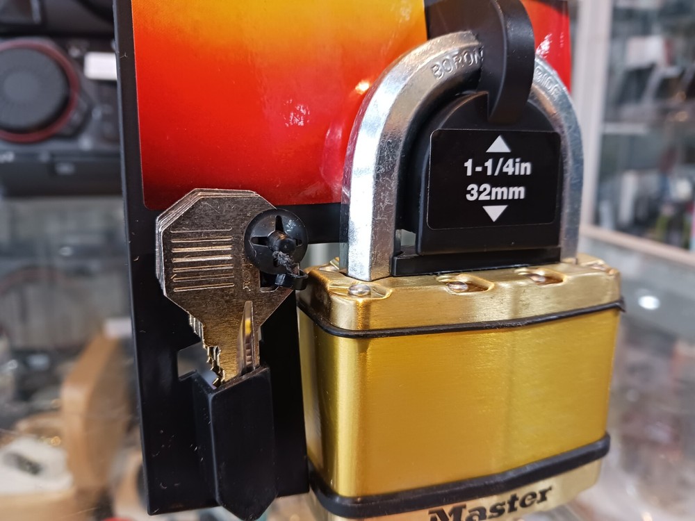 MASTER LOCK PADLOCK EXCELL 32mm OCTAGONAL BORON CARBINE SHACKLE LAMINATED