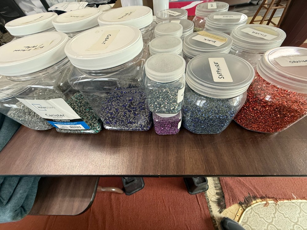 Rhinestones Heat Seal Bulk packaging includes plastic containers