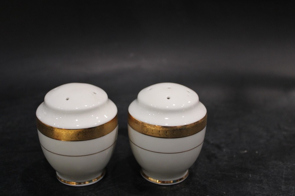 Mikasa Palatial Gold Salt and Papper Set