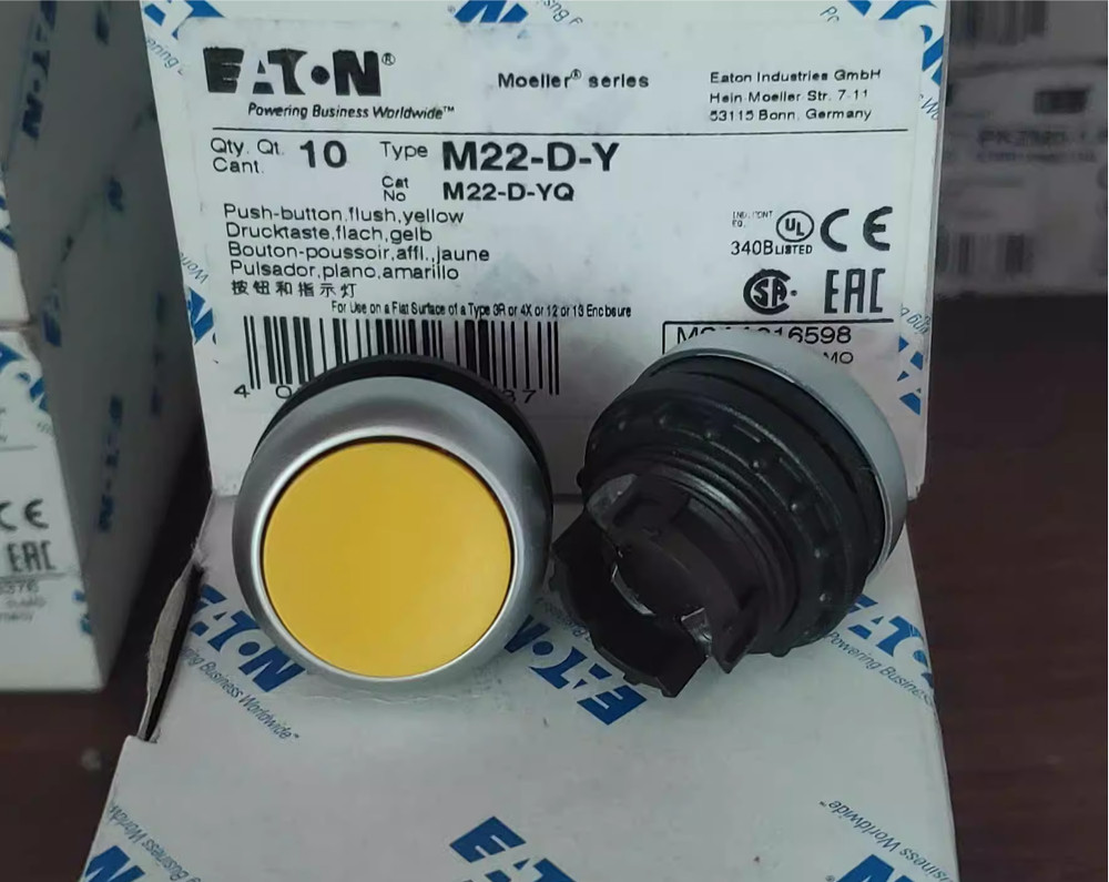 1PC NEW EATON Flat head button self-reset M22-D-R red #LL