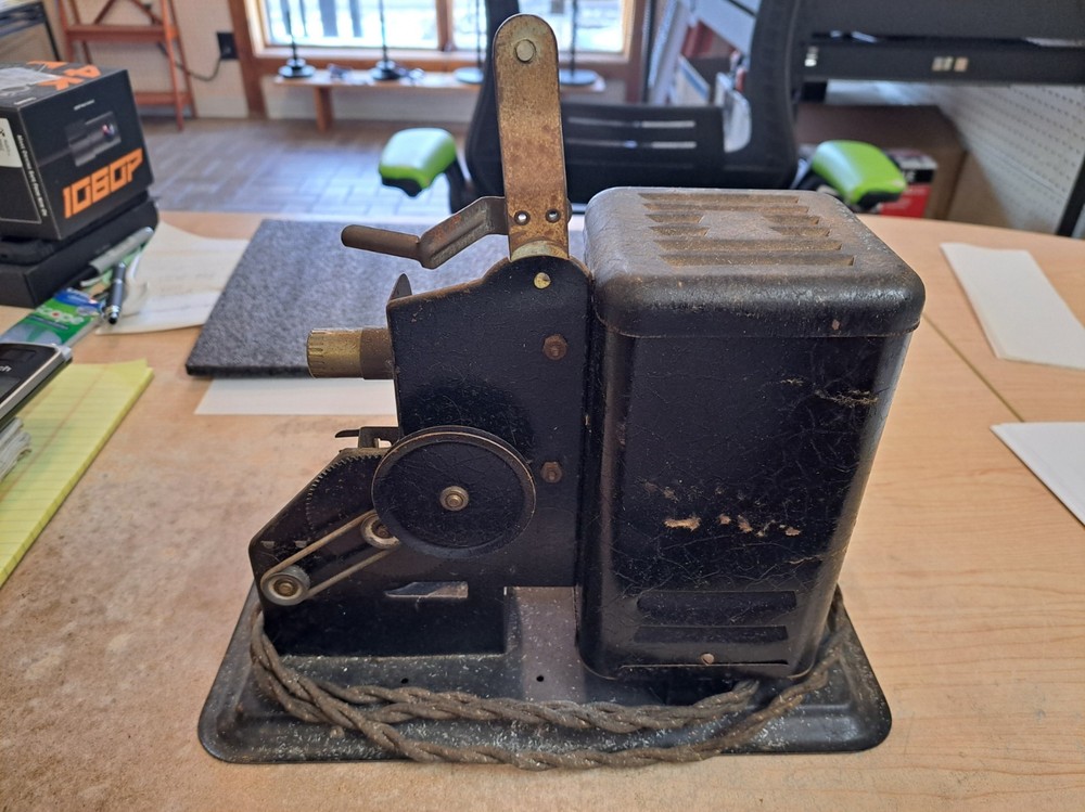VINTAGE LINDSTROM 16MM PROJECTOR - HAND CRANK