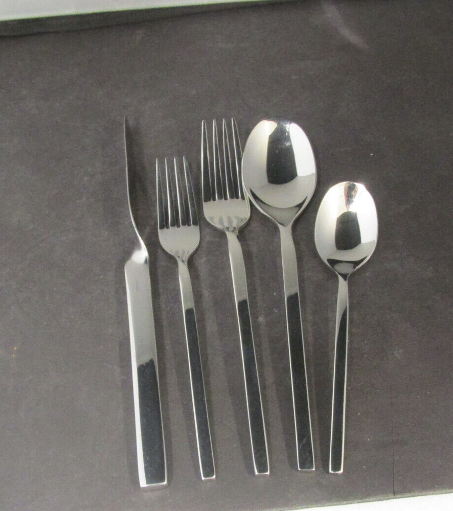 VILLEROY & BOCH PATTERN NEW WAVE STAINLESS 5 PIECE PLACE SETTING