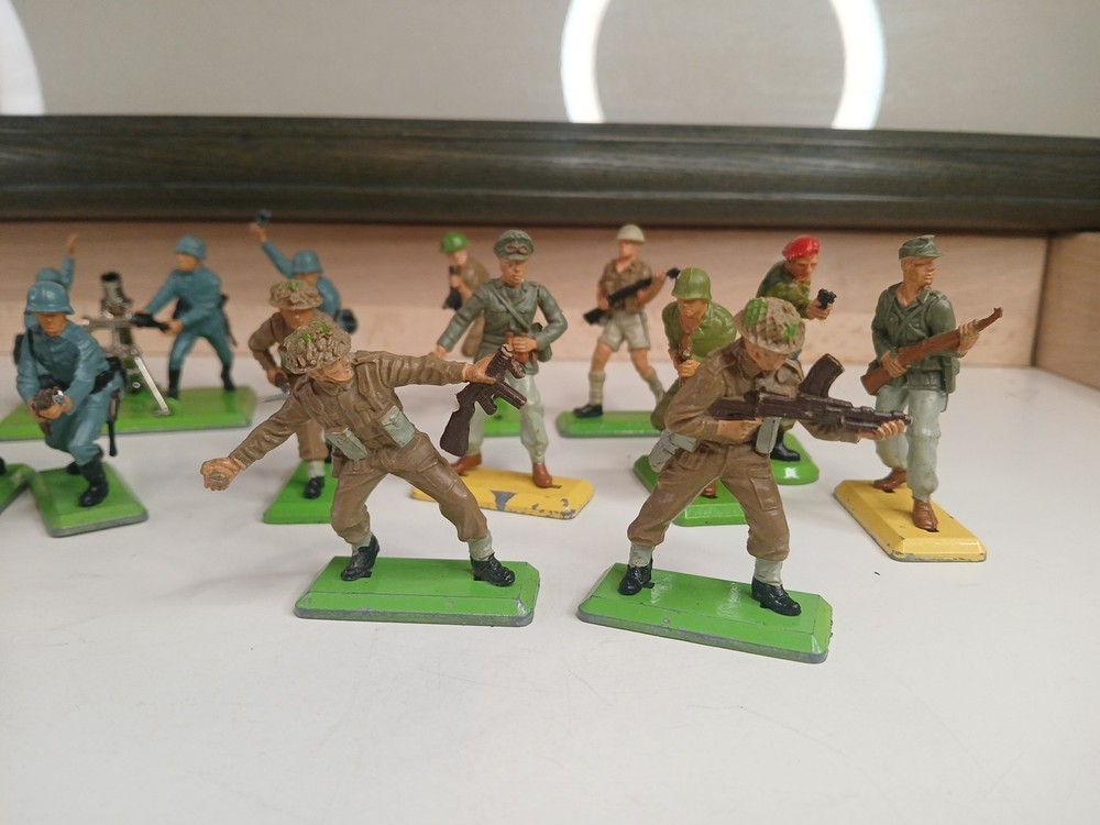 BRITAINS DEETAIL, LOT 15 Ps