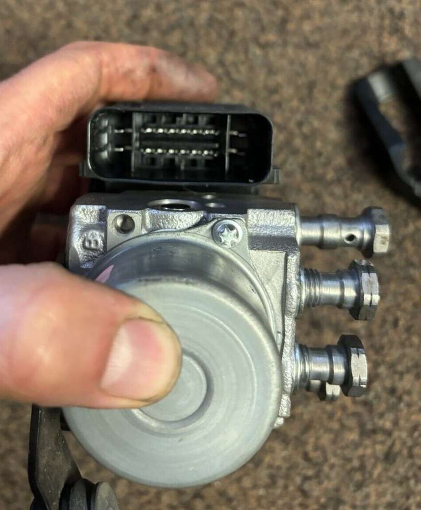 2023 Triumph Trident 660 ABS Modulator Pump T2022849