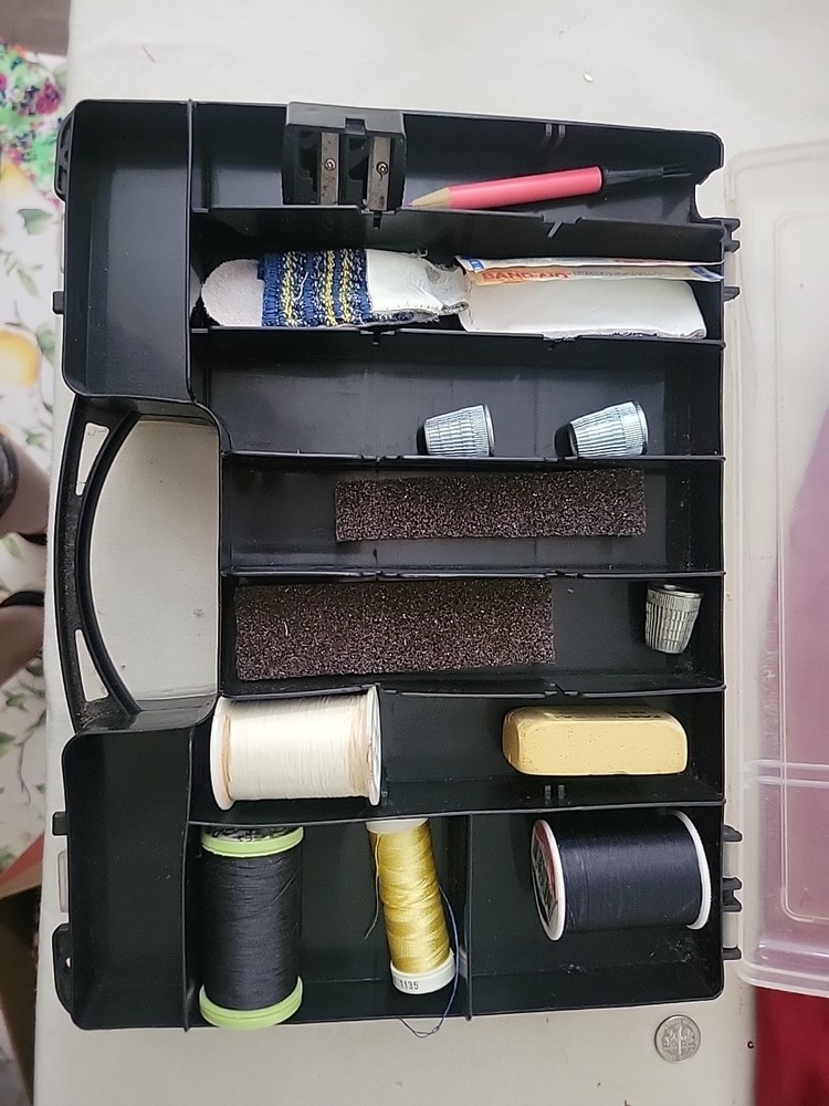 Hand quilting Threads, Needles, Thimble And Carrying Case