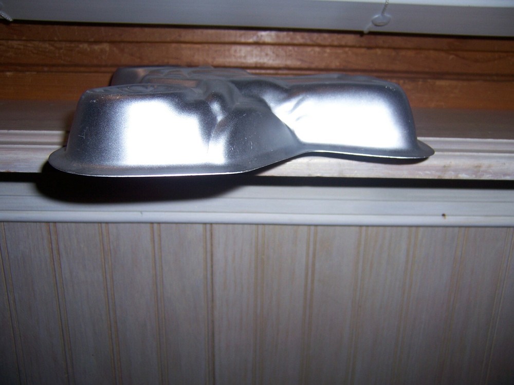 Wilton Antique Car Cake Pan