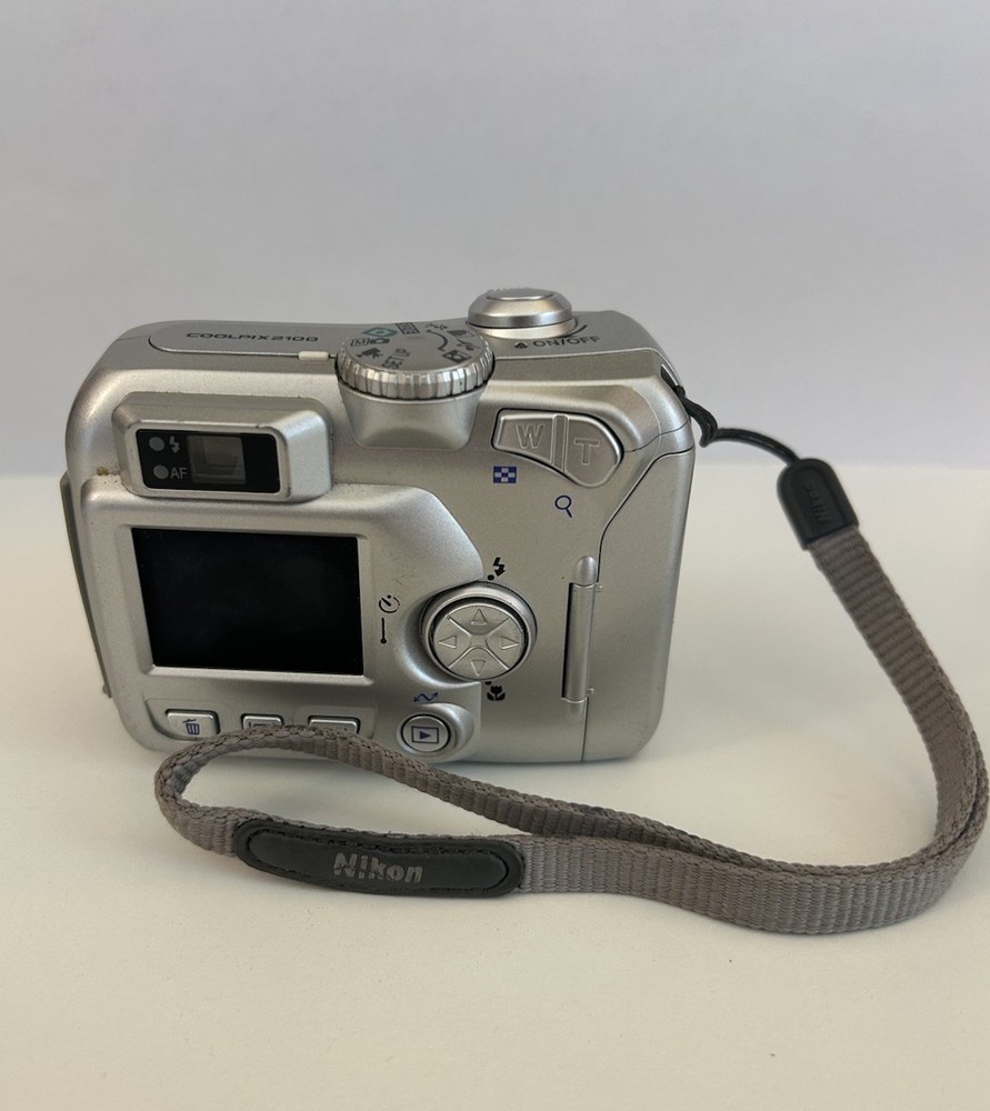 Nikon Coolpix 2100 Digital Camera Silver Tested Working